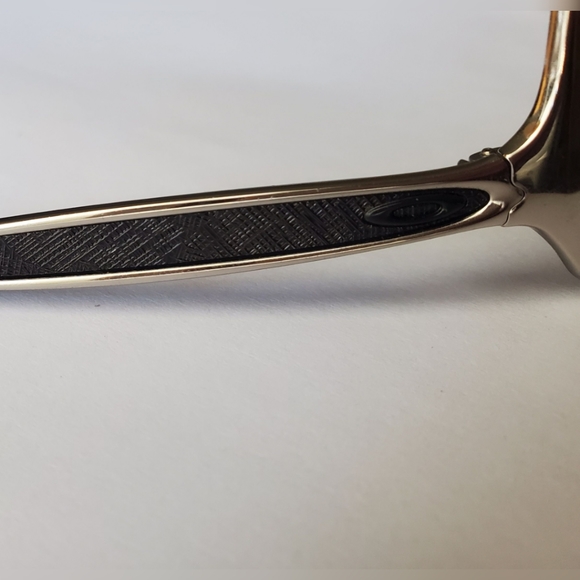 Oakley Sunglasses Polarized Remedy Silver with Tinted Lenses with Case. - Picture 6 of 10